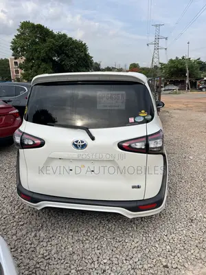 Toyota Sienta 1.5 Hybrid FWD 2016 White