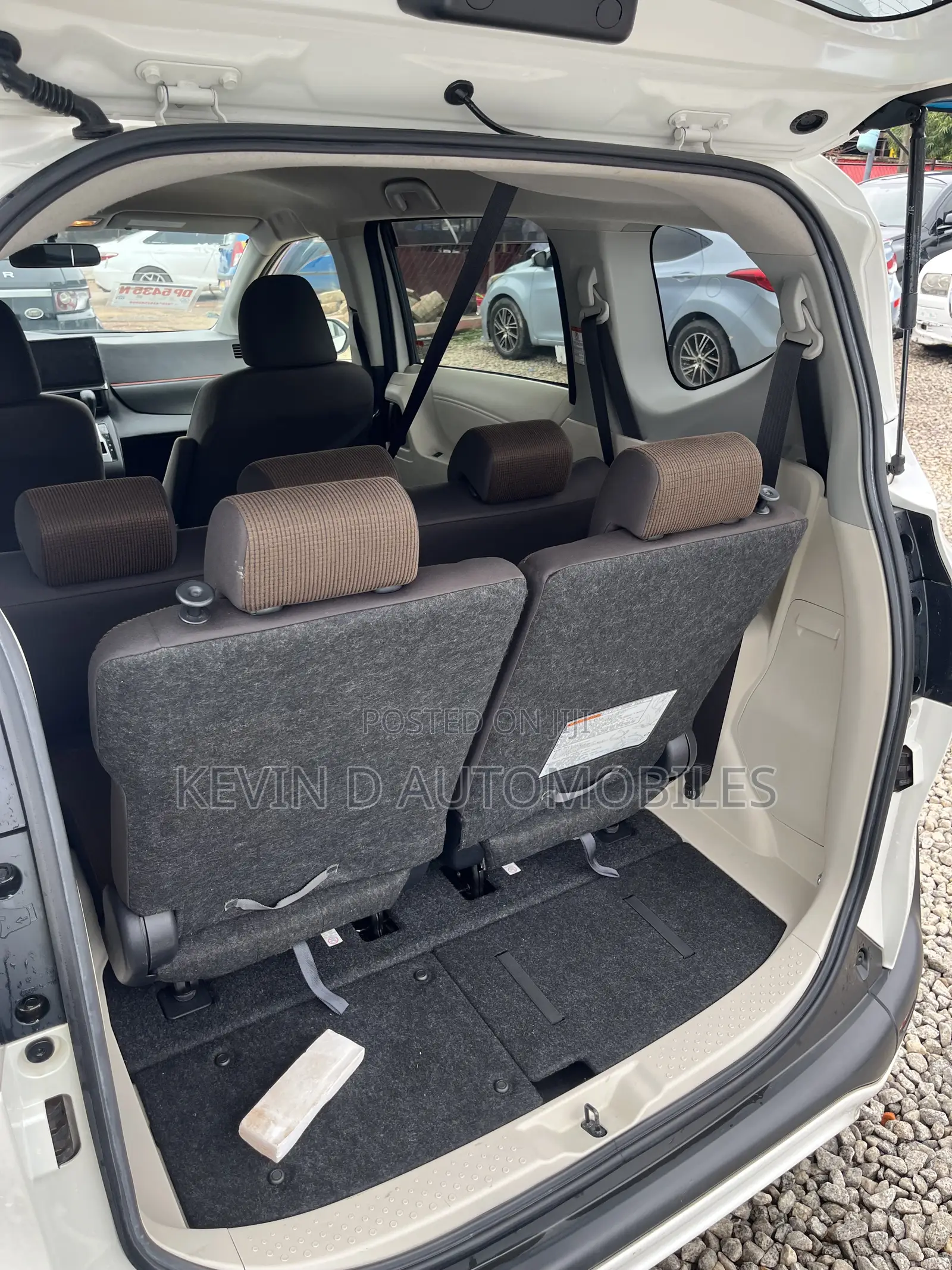 Toyota Sienta 1.5 Hybrid FWD 2016 White