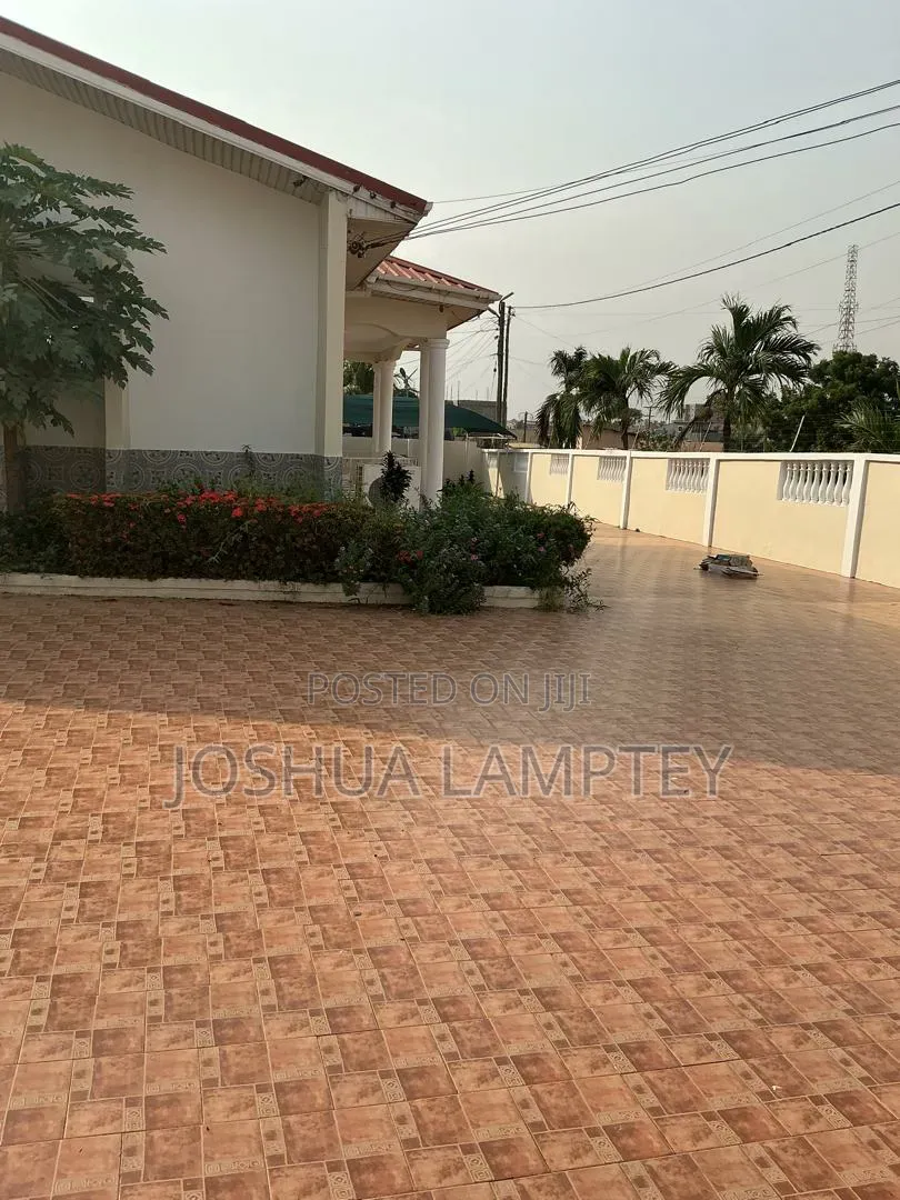 5bdrm House in Botwe Estate, Little Roses Area for rent