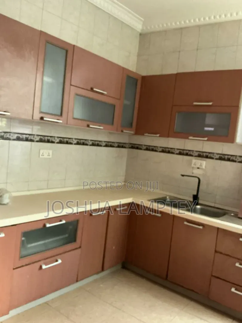 5bdrm House in Botwe Estate, Little Roses Area for rent