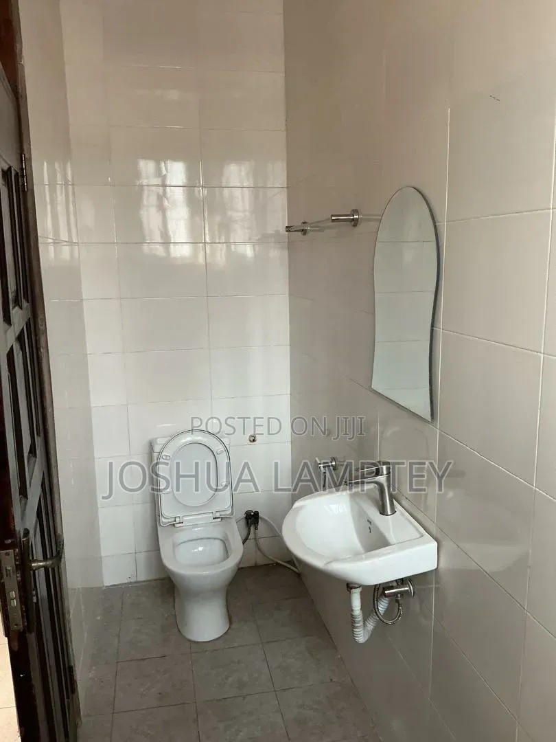 5bdrm House in Botwe Estate, Little Roses Area for rent