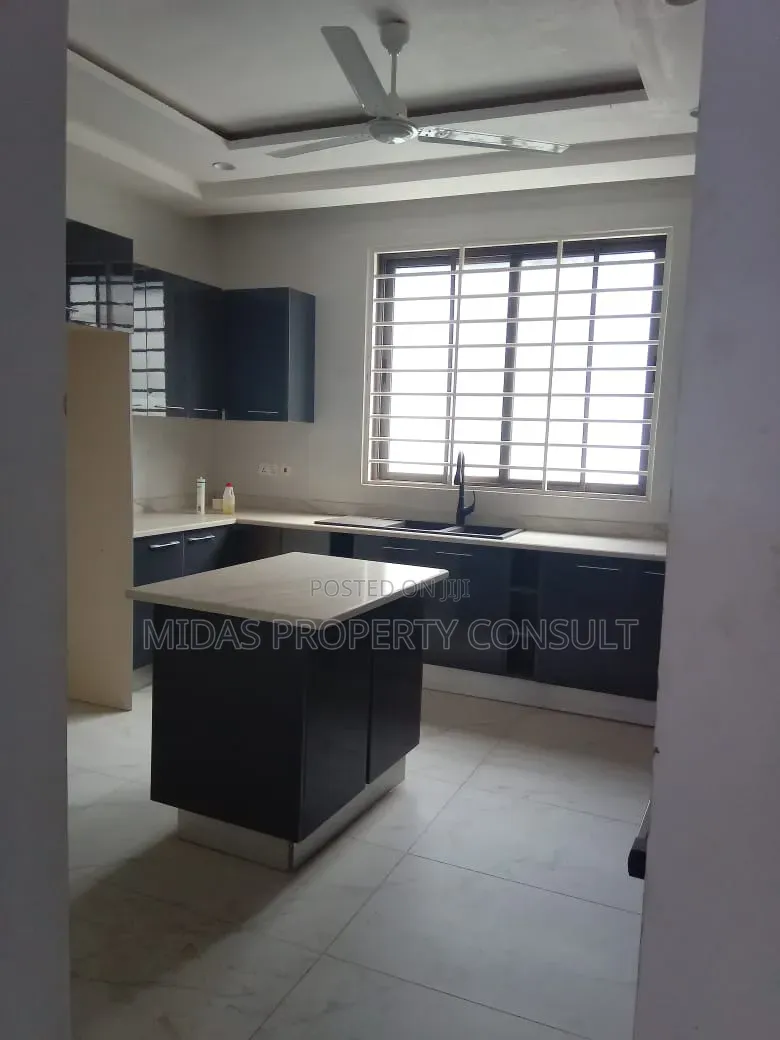 4bdrm House in Katamanso, Amrahia for sale