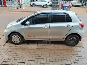 Toyota Vitz 1.3 FWD 5dr 2011 Silver