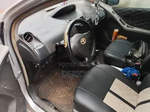 Toyota Vitz 1.3 FWD 5dr 2011 Silver