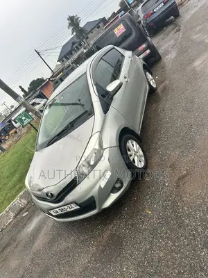 Toyota Vitz 2012 Silver