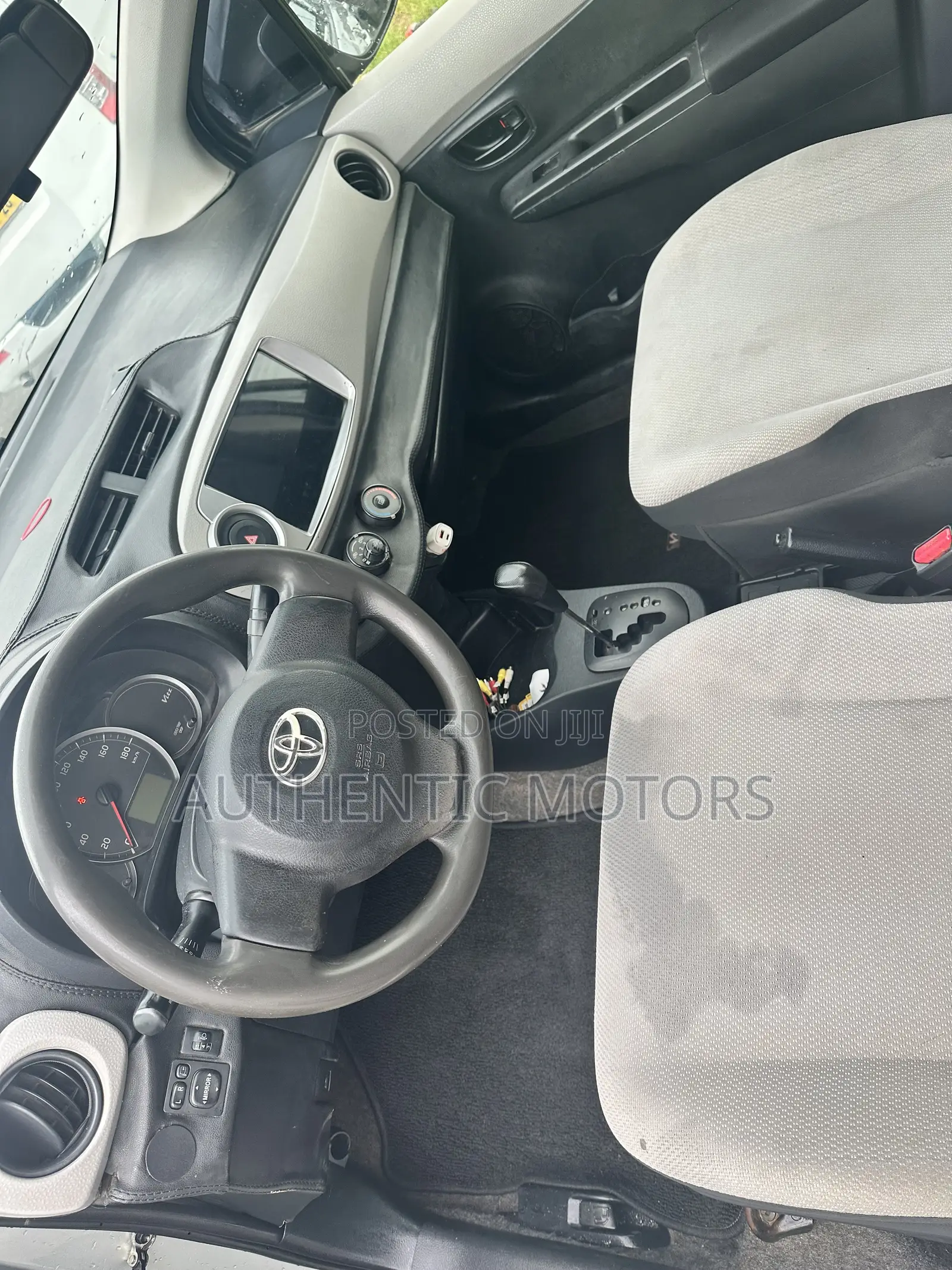 Toyota Vitz 2012 Silver