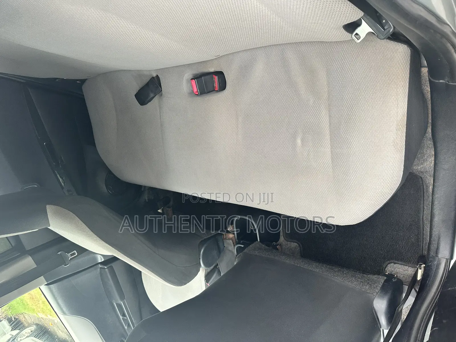 Toyota Vitz 2012 Silver