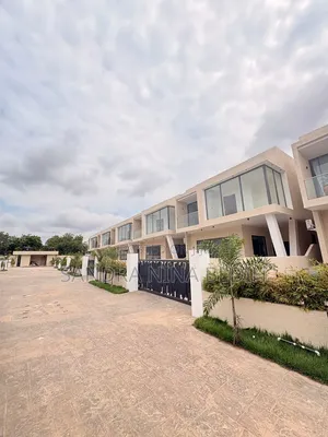 4bdrm Townhouse/Terrace in Ashley Botwe, School Junction for sale
