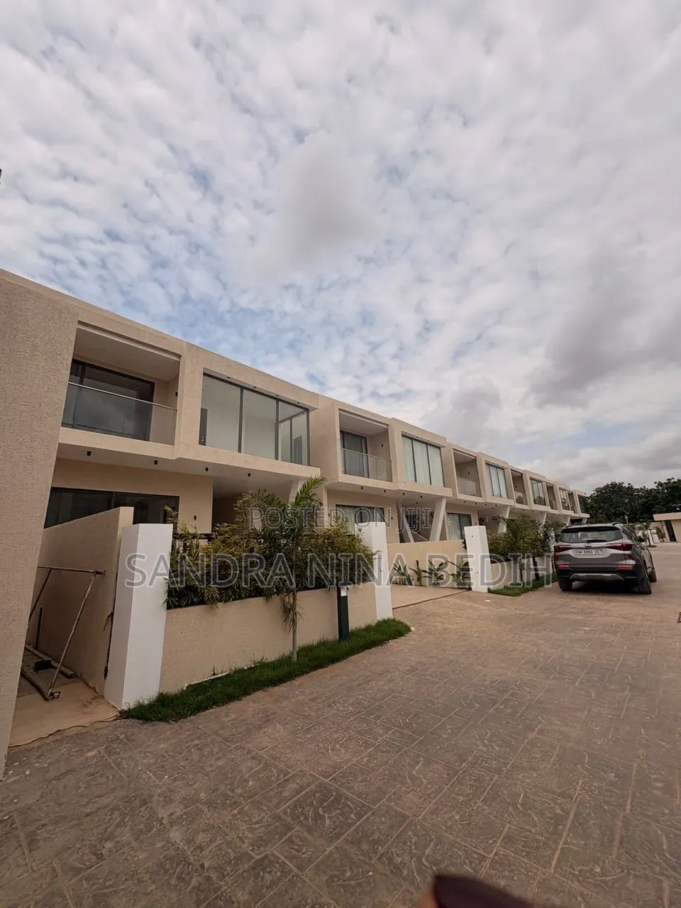 4bdrm Townhouse/Terrace in Ashley Botwe, School Junction for sale