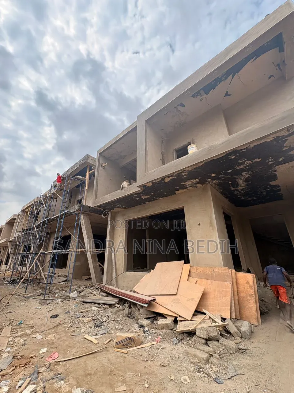4bdrm Townhouse/Terrace in Ashley Botwe, School Junction for sale