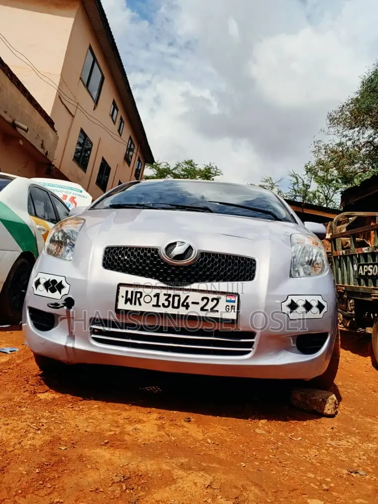 Toyota Vitz 2010 Silver