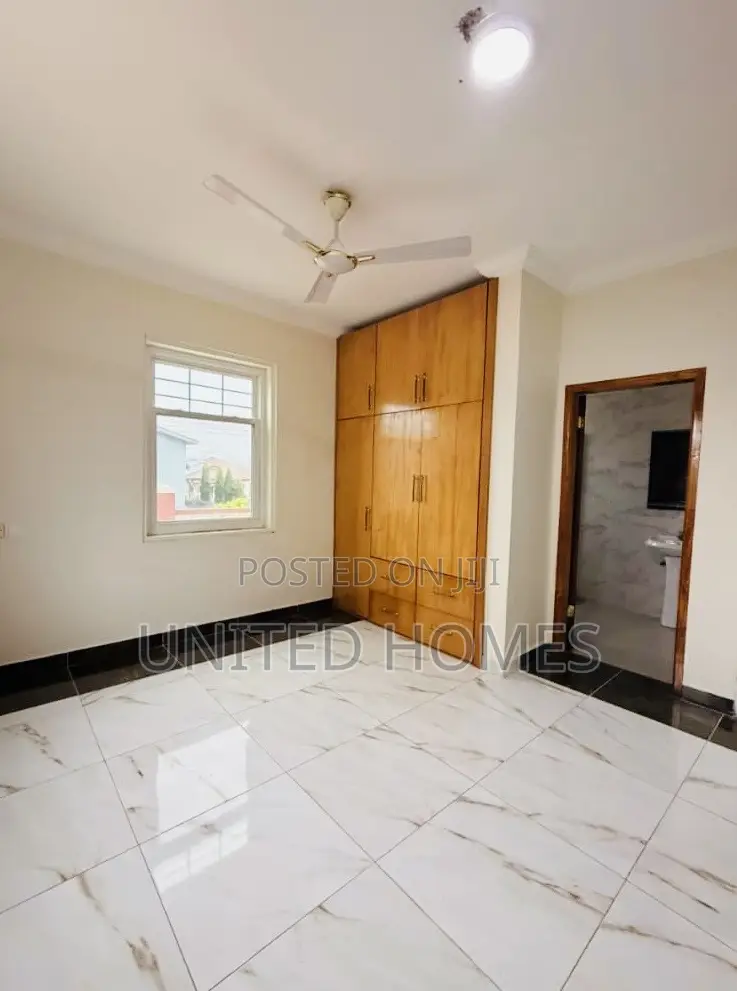 5bdrm House in West Hills Mall Area for sale