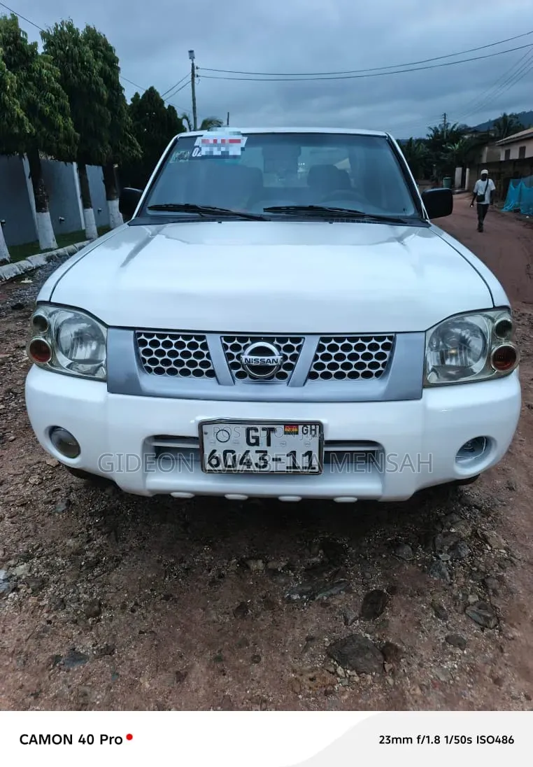 Nissan Hardbody 2011 White