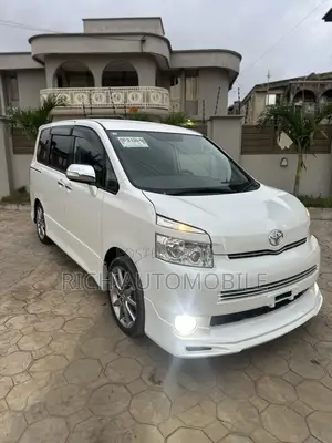 Toyota Voxy 2012 White