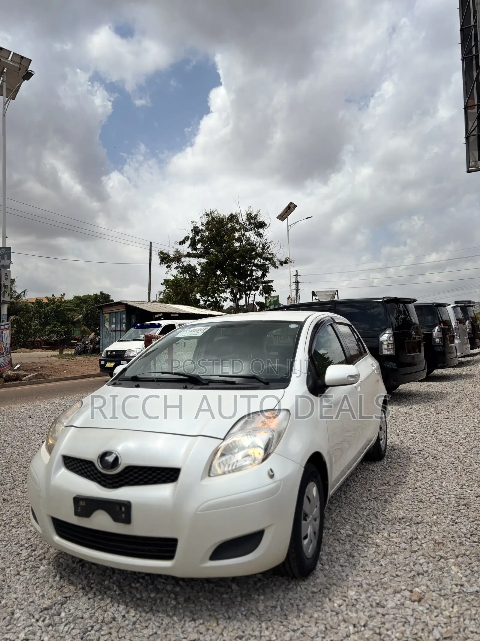 Toyota Vitz 1.3 FWD 5dr 2010 White