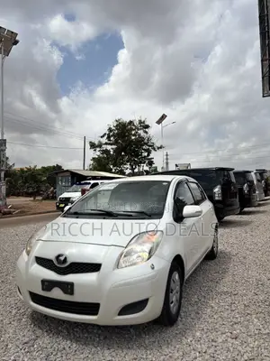 Toyota Vitz 1.3 FWD 5dr 2010 White