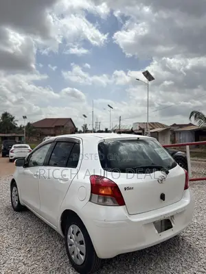Toyota Vitz 1.3 FWD 5dr 2010 White