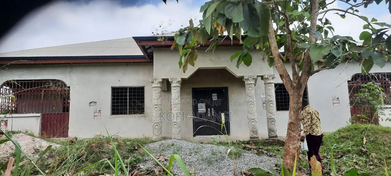 8bdrm Apartment in Ejisu-Juaben Municipal for sale