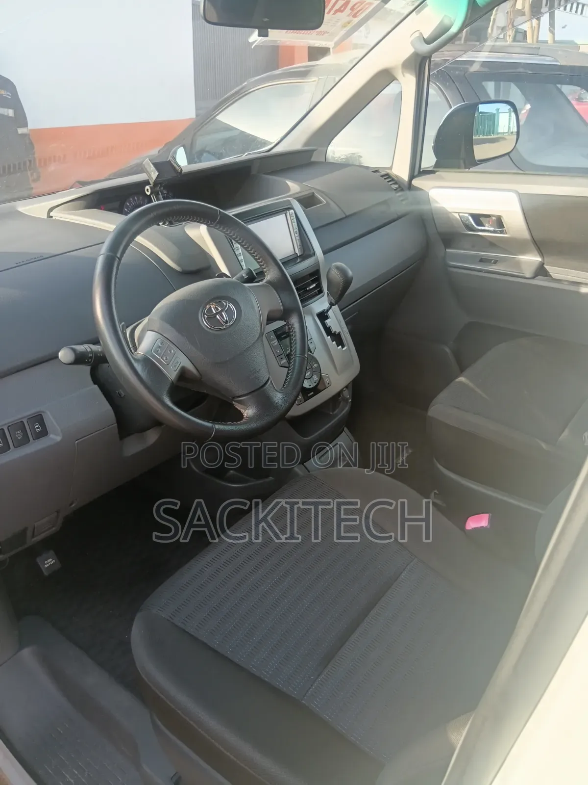Toyota Voxy 2010 White