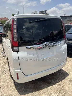 Toyota Noah 2.0 FWD (6 Seater) 2015 White