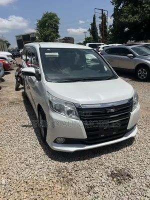 Toyota Noah 2.0 FWD (6 Seater) 2015 White