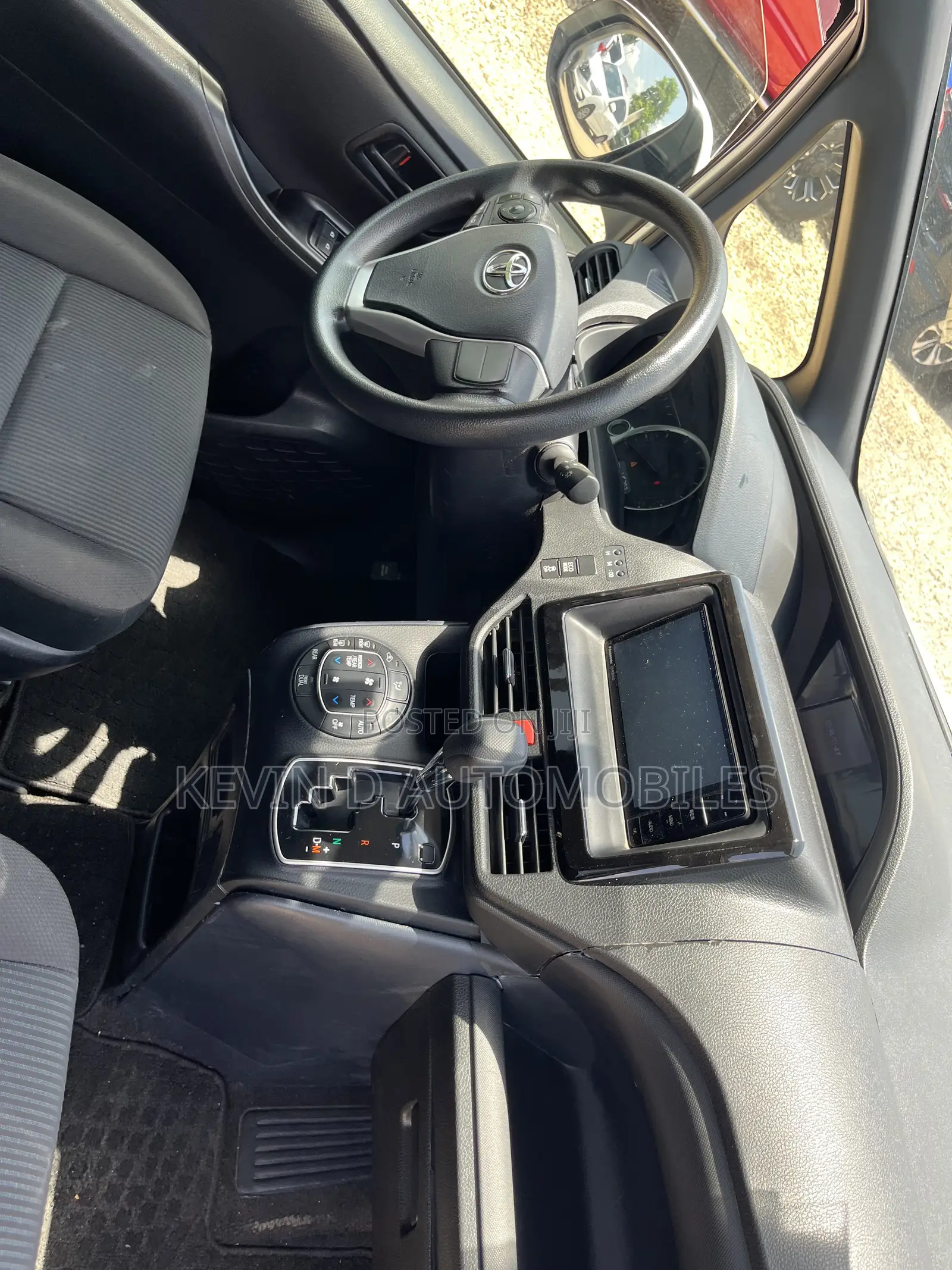 Toyota Noah 2.0 FWD (6 Seater) 2015 White