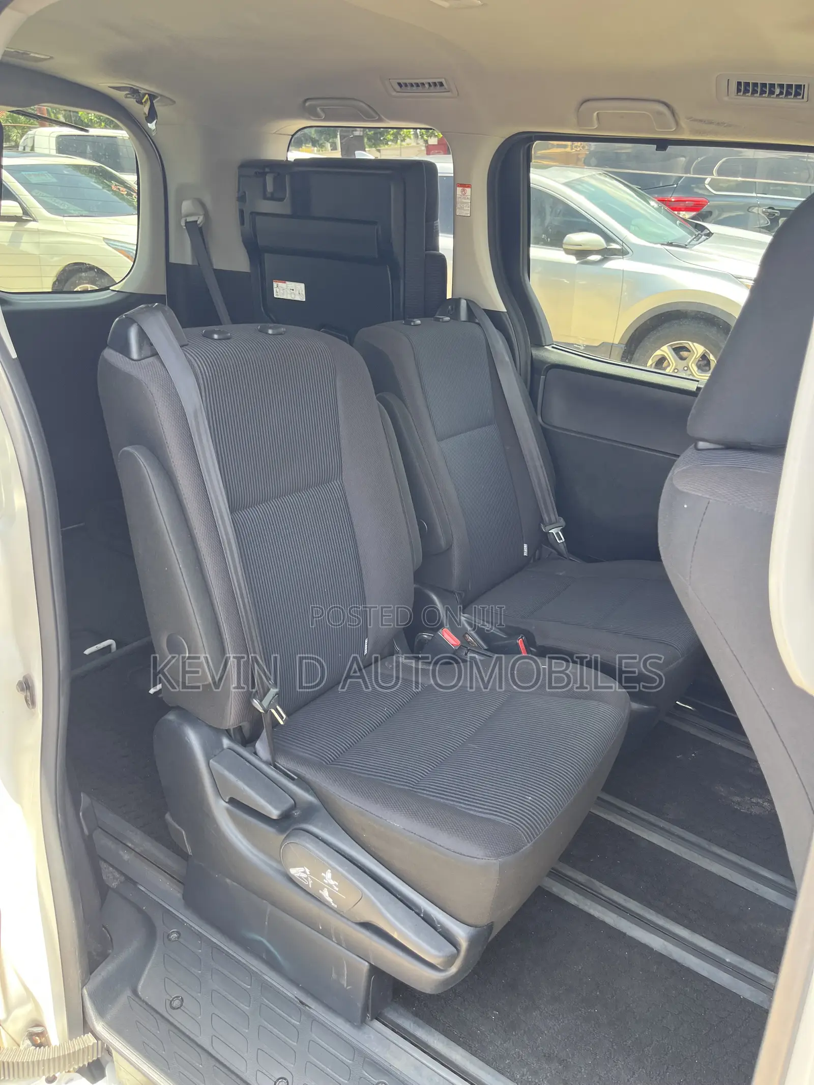 Toyota Noah 2.0 FWD (6 Seater) 2015 White