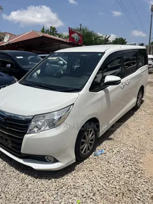 Toyota Noah 2.0 FWD (6 Seater) 2015 White