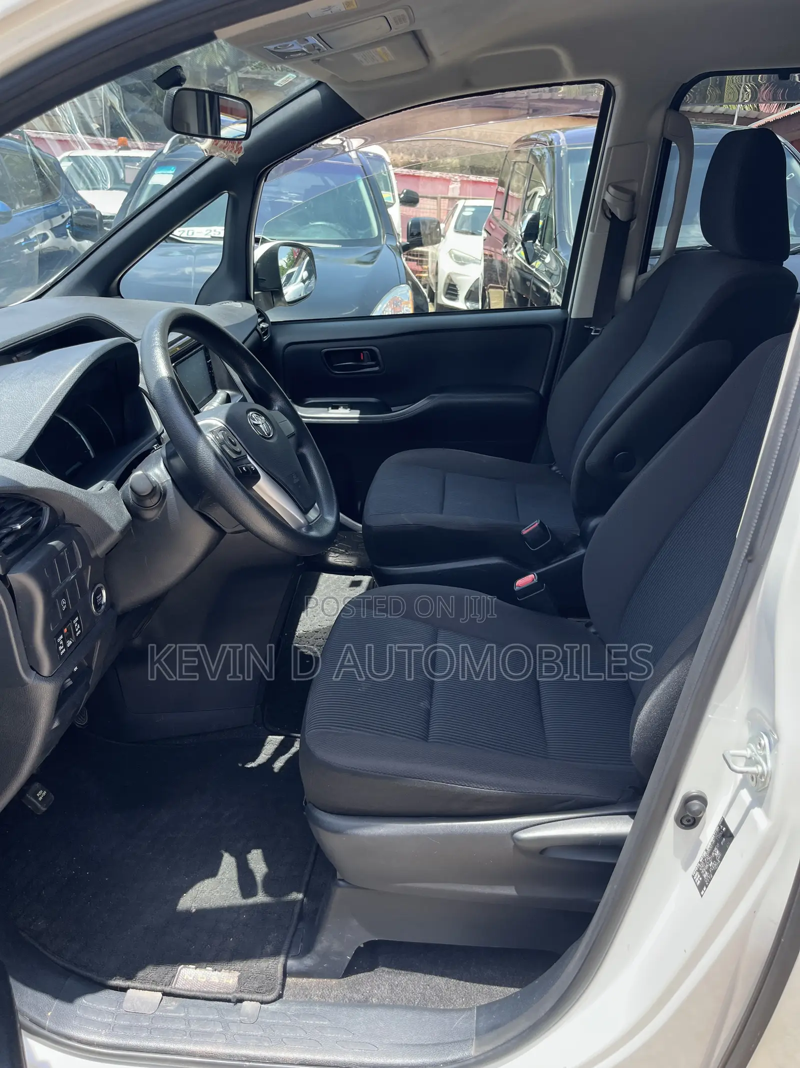 Toyota Noah 2.0 FWD (6 Seater) 2015 White