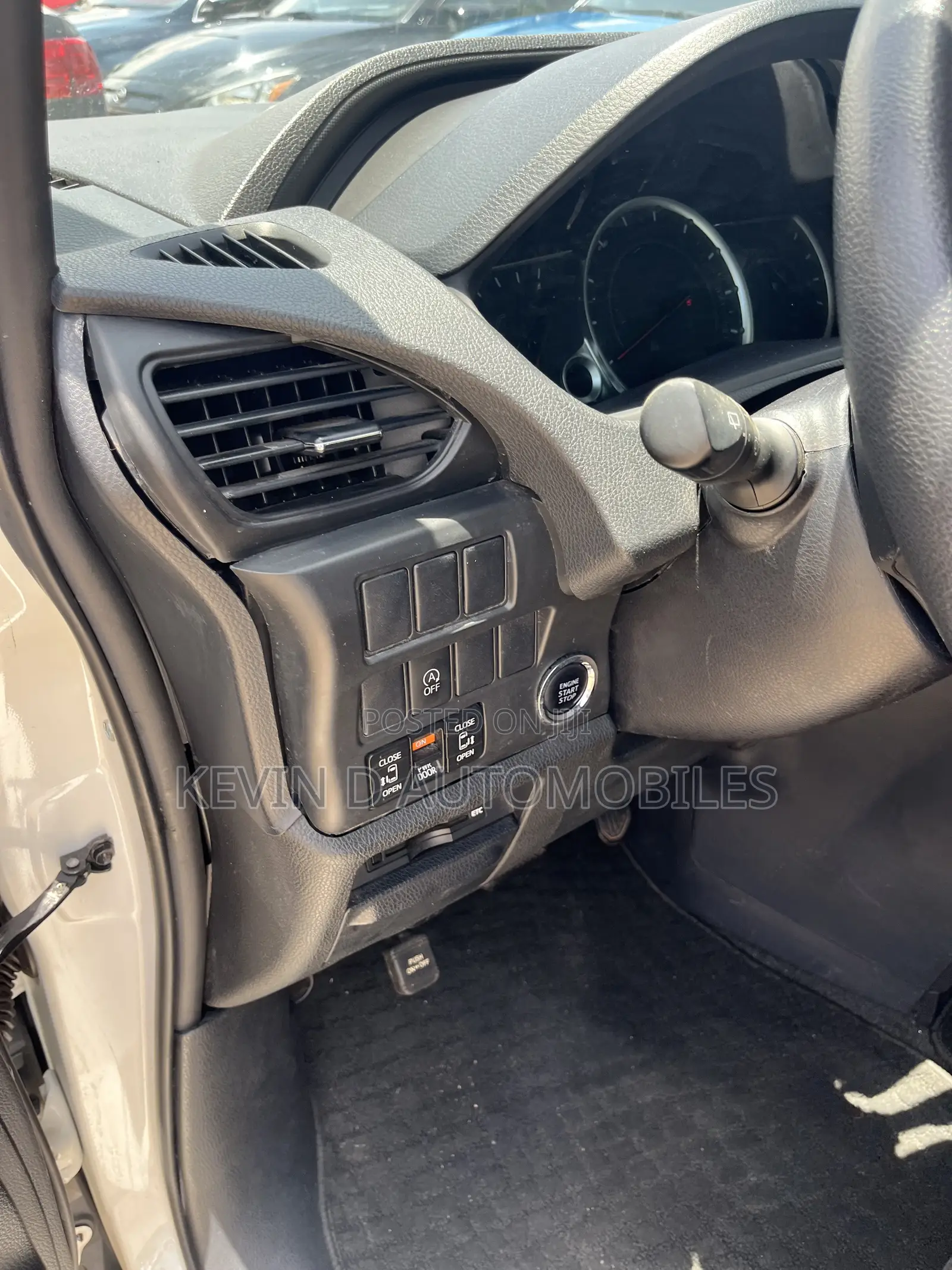 Toyota Noah 2.0 FWD (6 Seater) 2015 White