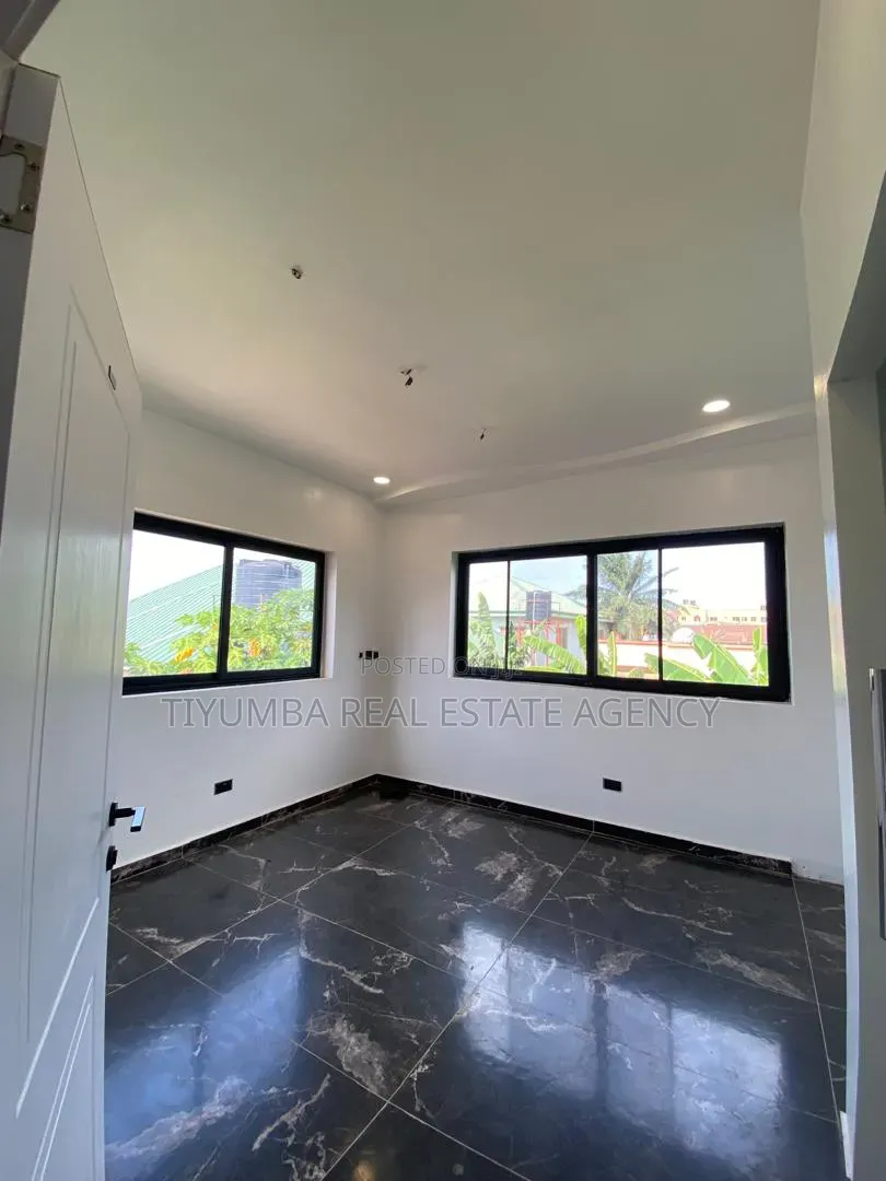 4bdrm Duplex in Tiyumba Real Estate, Unity Closed for sale