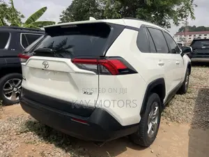Toyota RAV4 XLE 2022 White