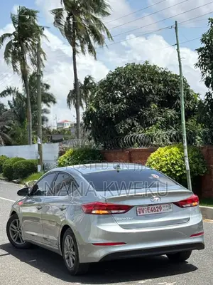 Hyundai Elantra SE Sedan FWD (2.0L 4cyl 6M) 2017 Gray