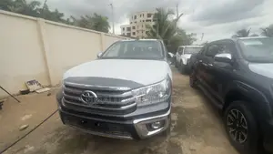 New Toyota Hilux 2023 Gray