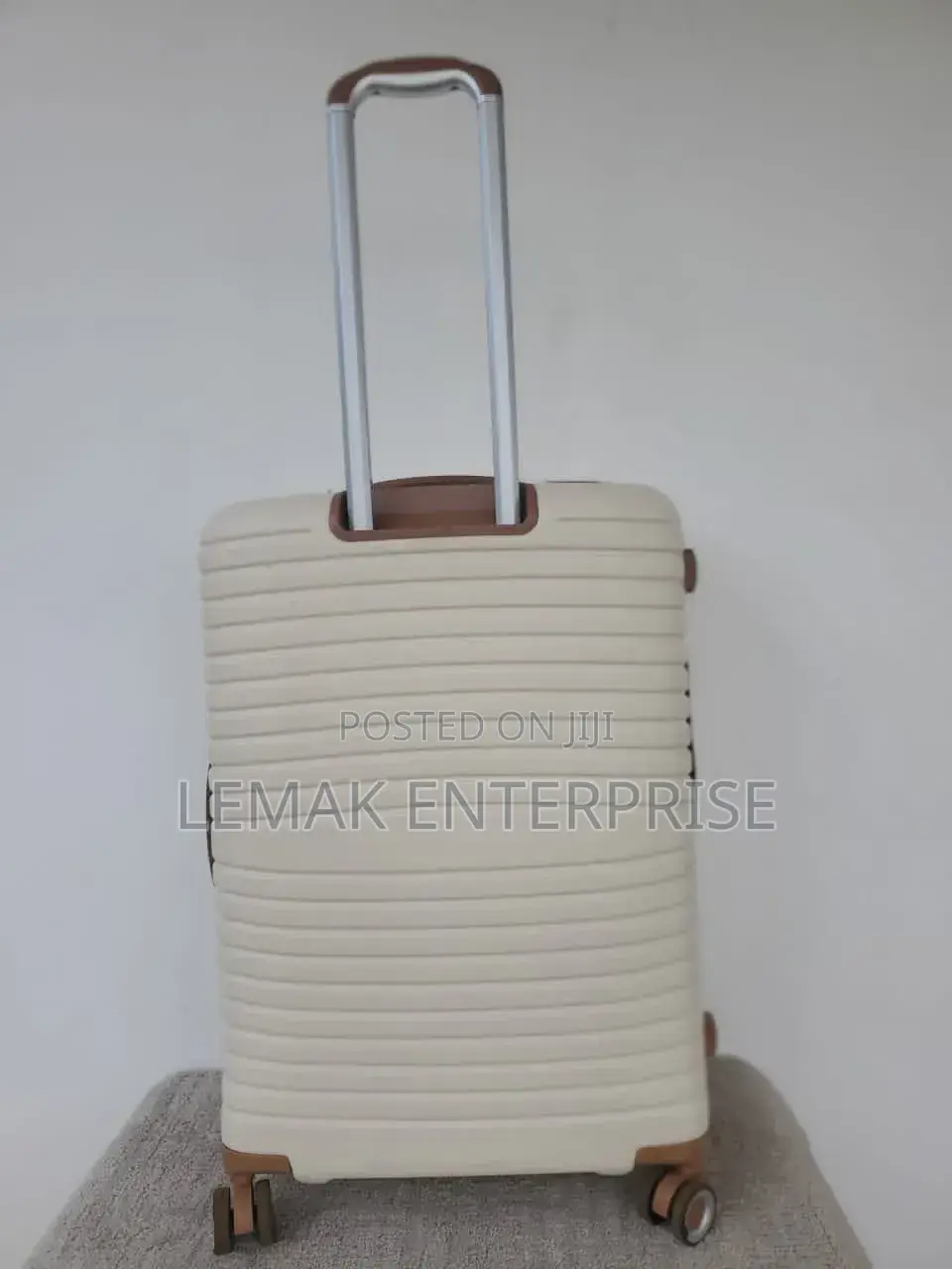 It Lunggage Bag/ Traveling Suitcase. 27" Beige Color.