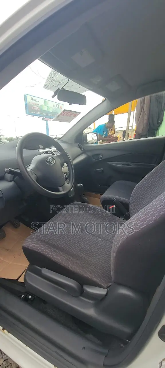 Toyota Yaris 2012 White