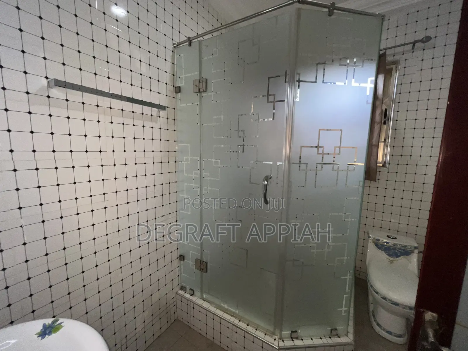 8bdrm Block of Flats in Kronum Bbc, Kumasi Metropolitan for sale