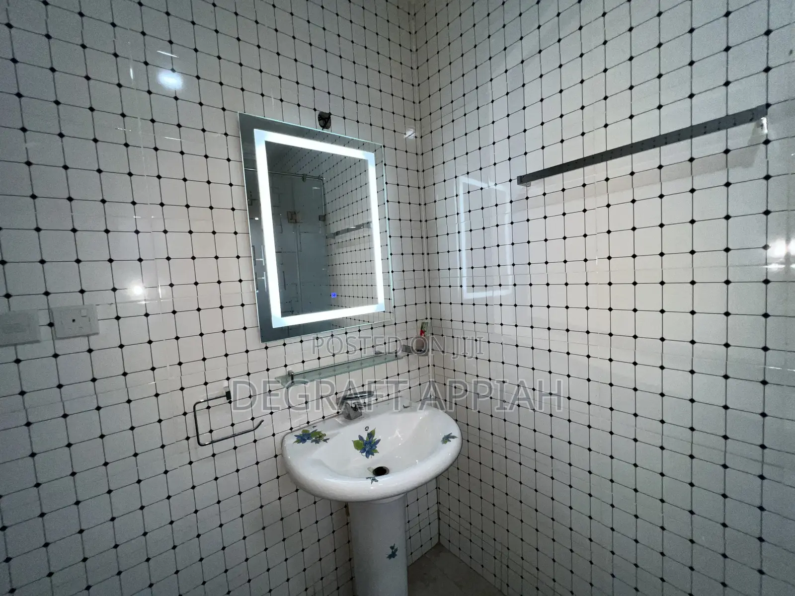 8bdrm Block of Flats in Kronum Bbc, Kumasi Metropolitan for sale