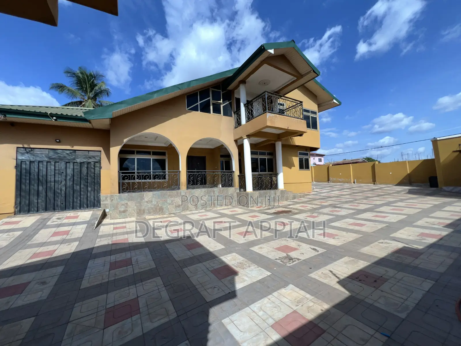 8bdrm Block of Flats in Kronum Bbc, Kumasi Metropolitan for sale