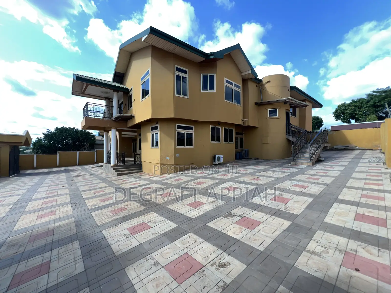 8bdrm Block of Flats in Kronum Bbc, Kumasi Metropolitan for sale