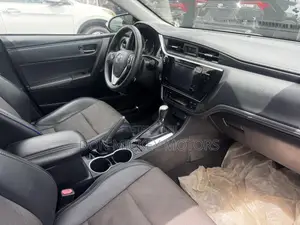 Toyota Corolla SE (1.8L 4cyl 6M) 2018 Blue