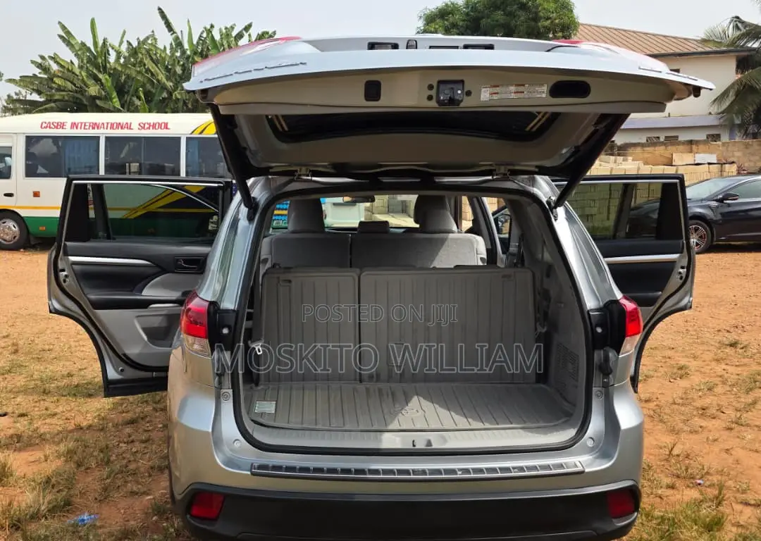 Toyota Highlander LE Plus 2019 Silver