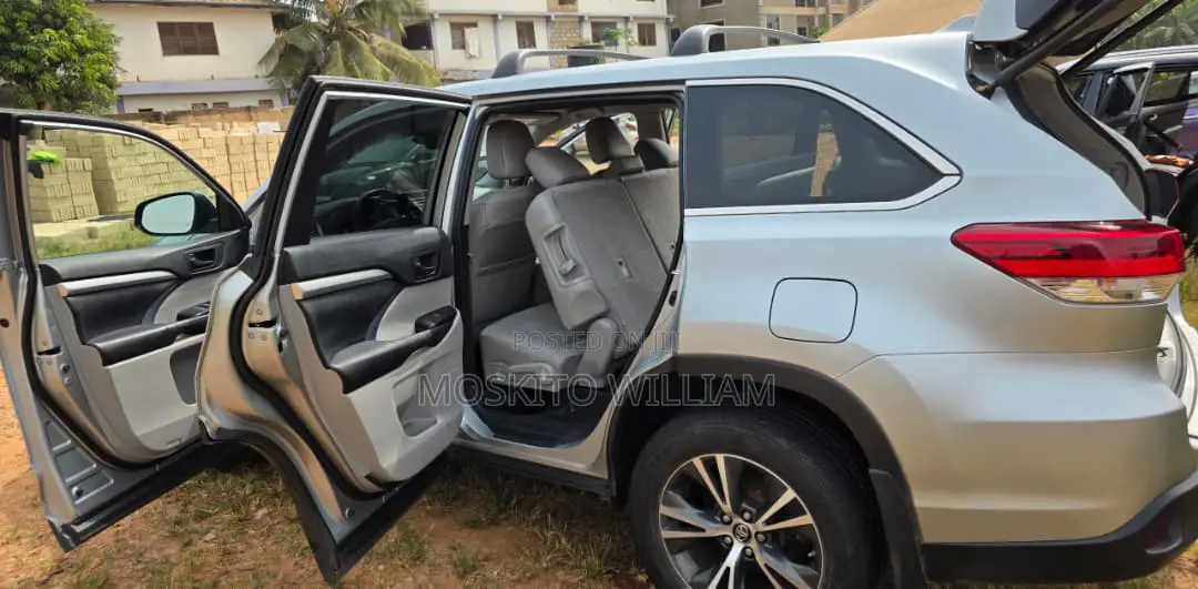 Toyota Highlander LE Plus 2019 Silver