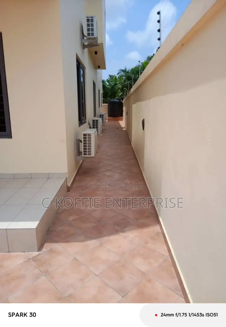 5bdrm Mansion in Dzorwulu for rent