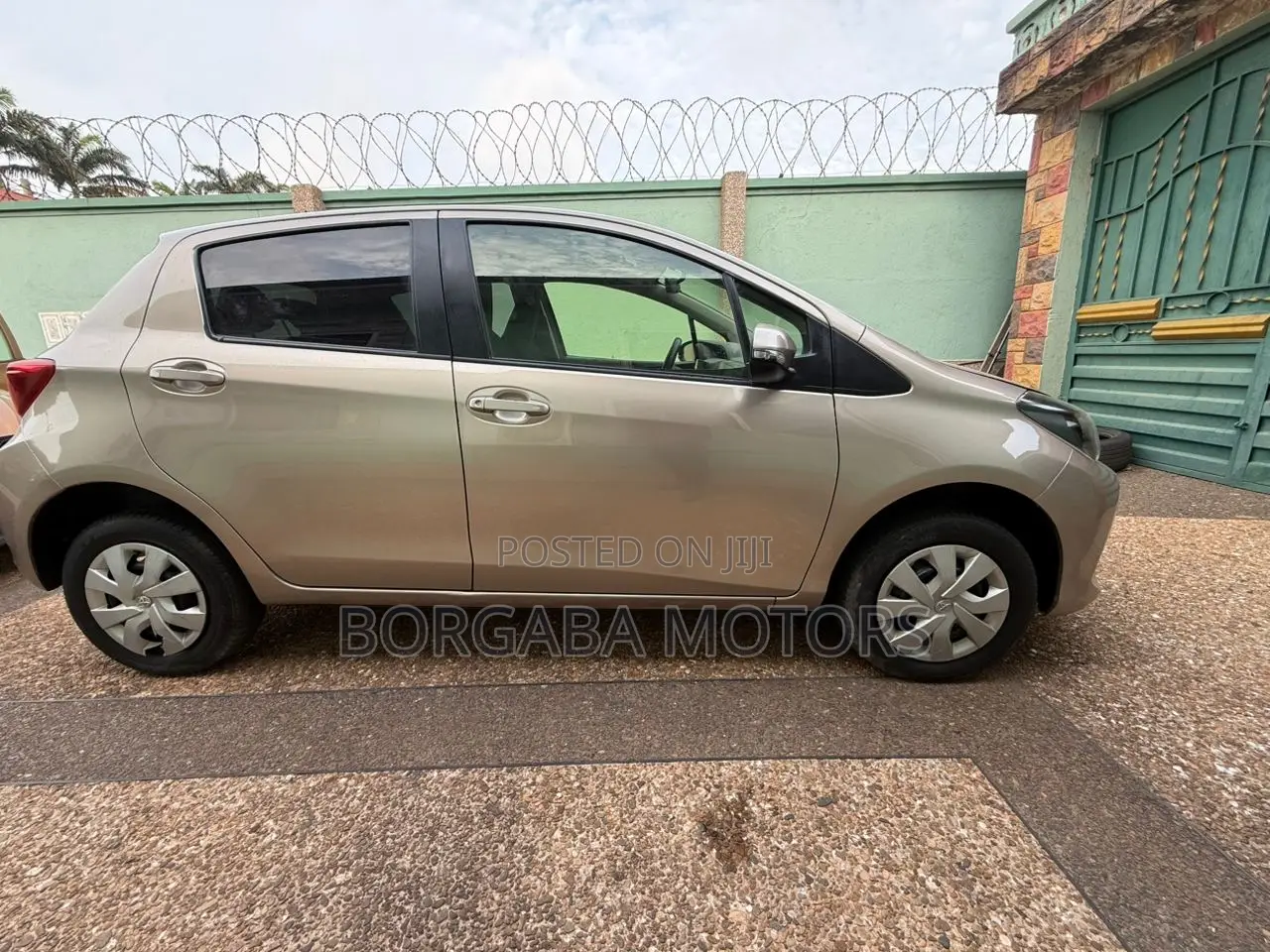 Toyota Vitz 1.3 AWD 5dr 2014 Beige