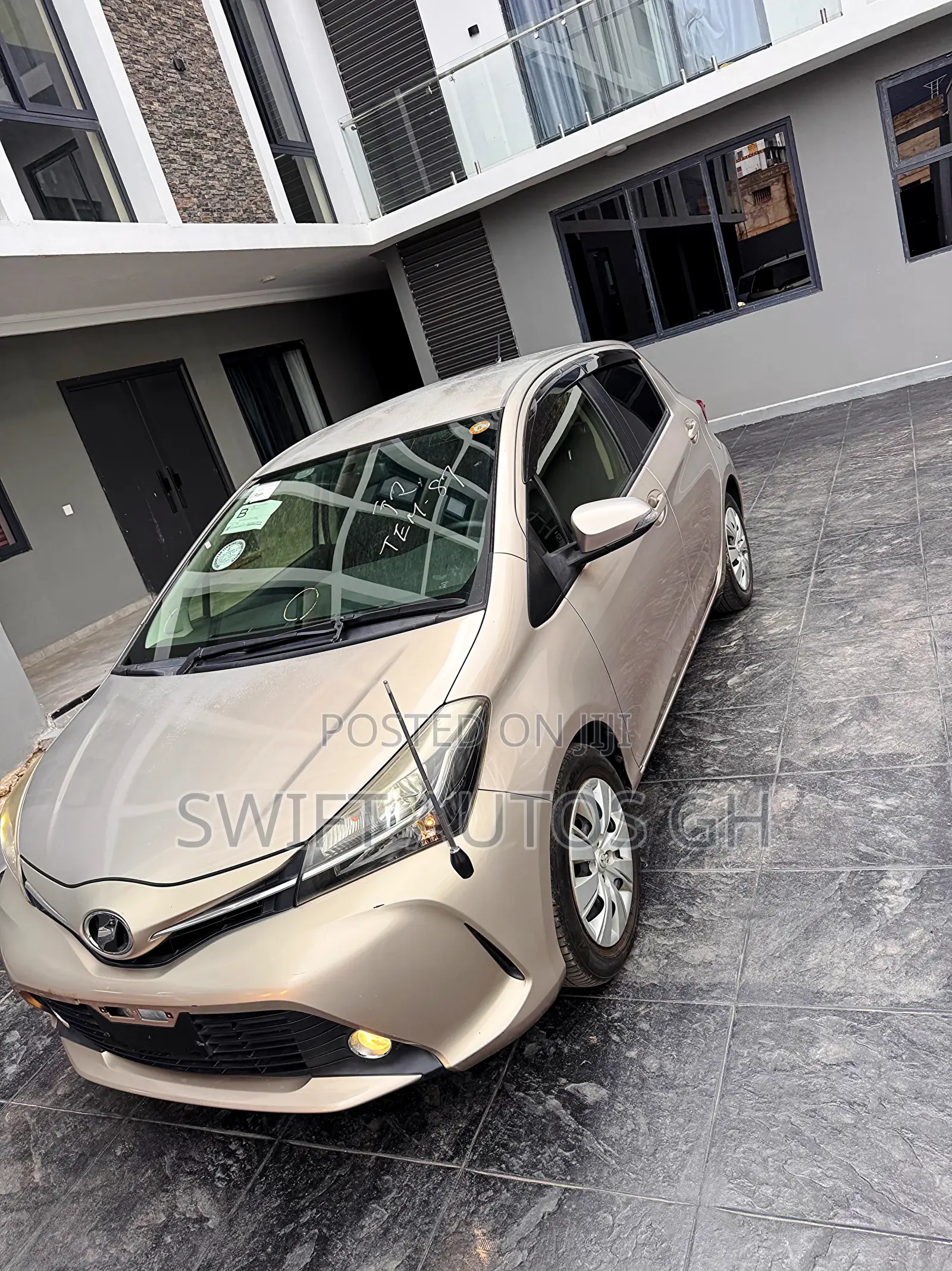 Toyota Vitz 1.3 FWD 5dr 2016 Gold