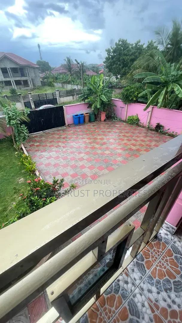3bdrm Apartment in Ashongman Area, Police Station for rent