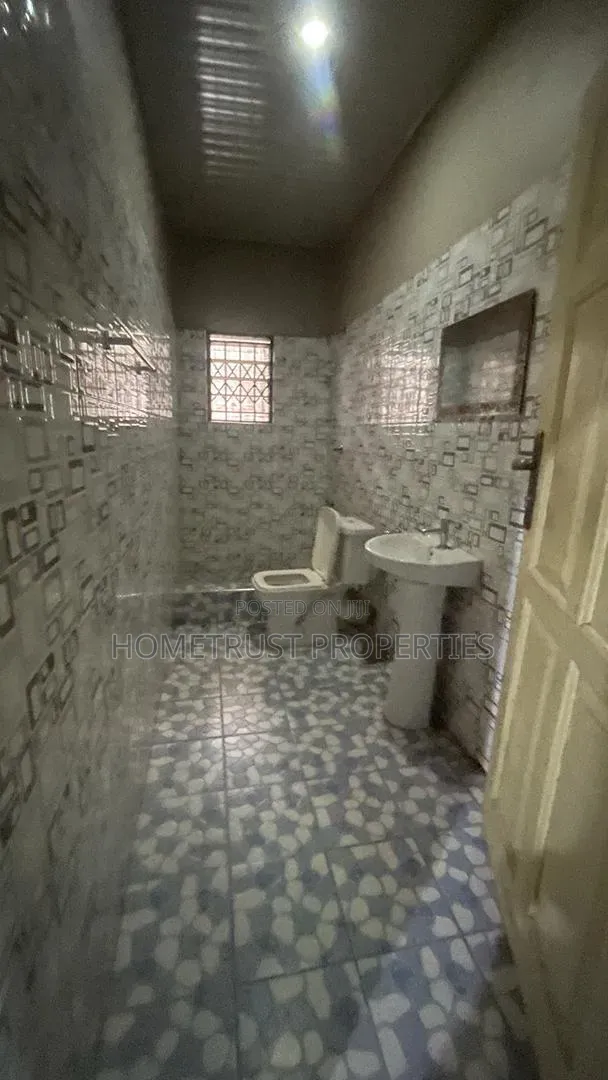 3bdrm Apartment in Ashongman Area, Police Station for rent