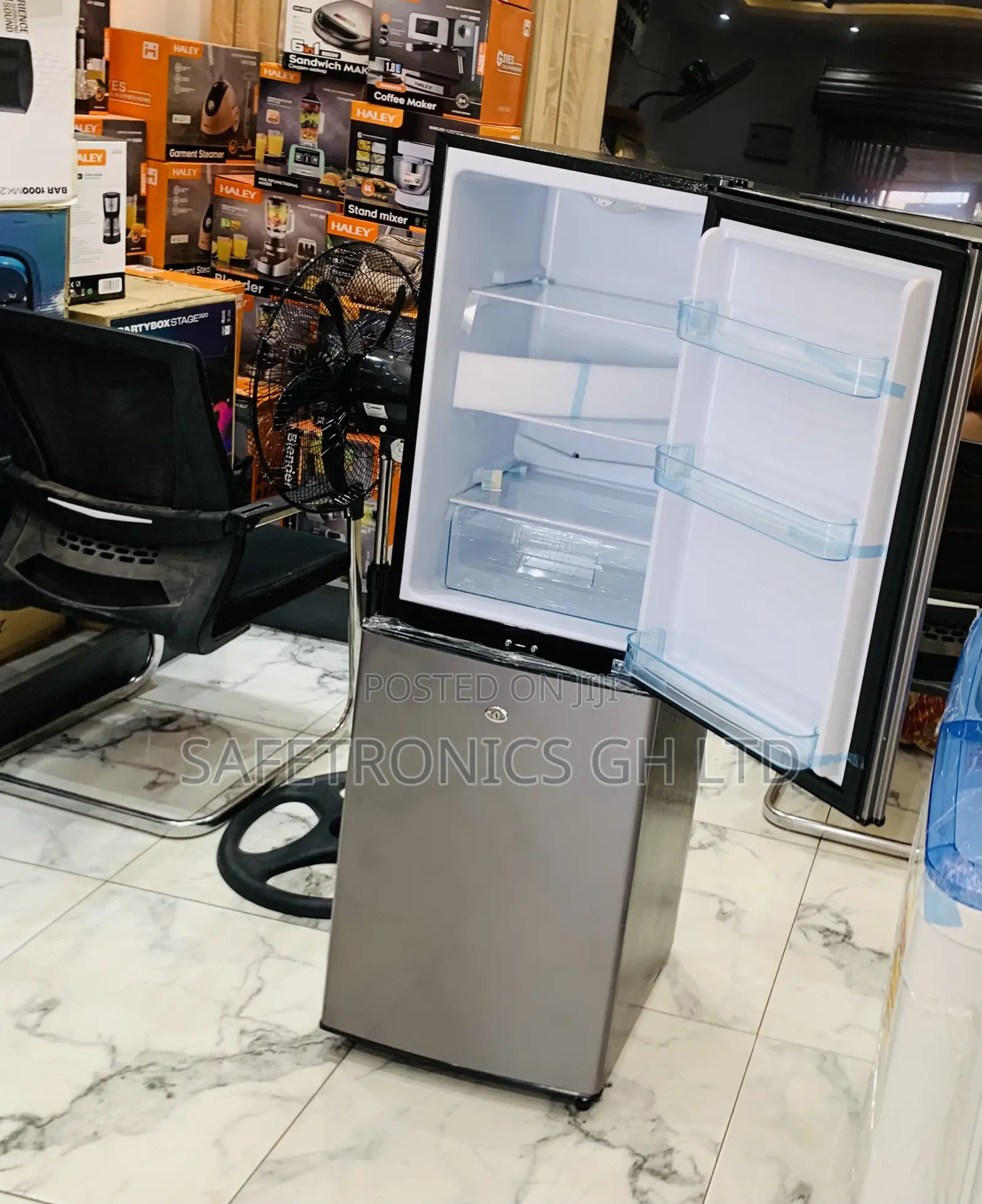 Elegant Grey Nasco Nasd2-20fl Is a 158-Litre Double-Door Refrigerator