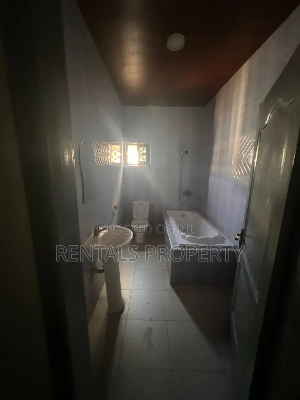 4bdrm House in Madina, Estate for rent